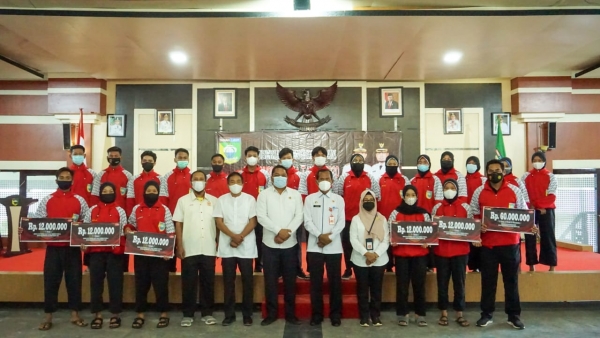 Bupati Serahkan Bonus Atlet Sebesar Rp 324 Juta